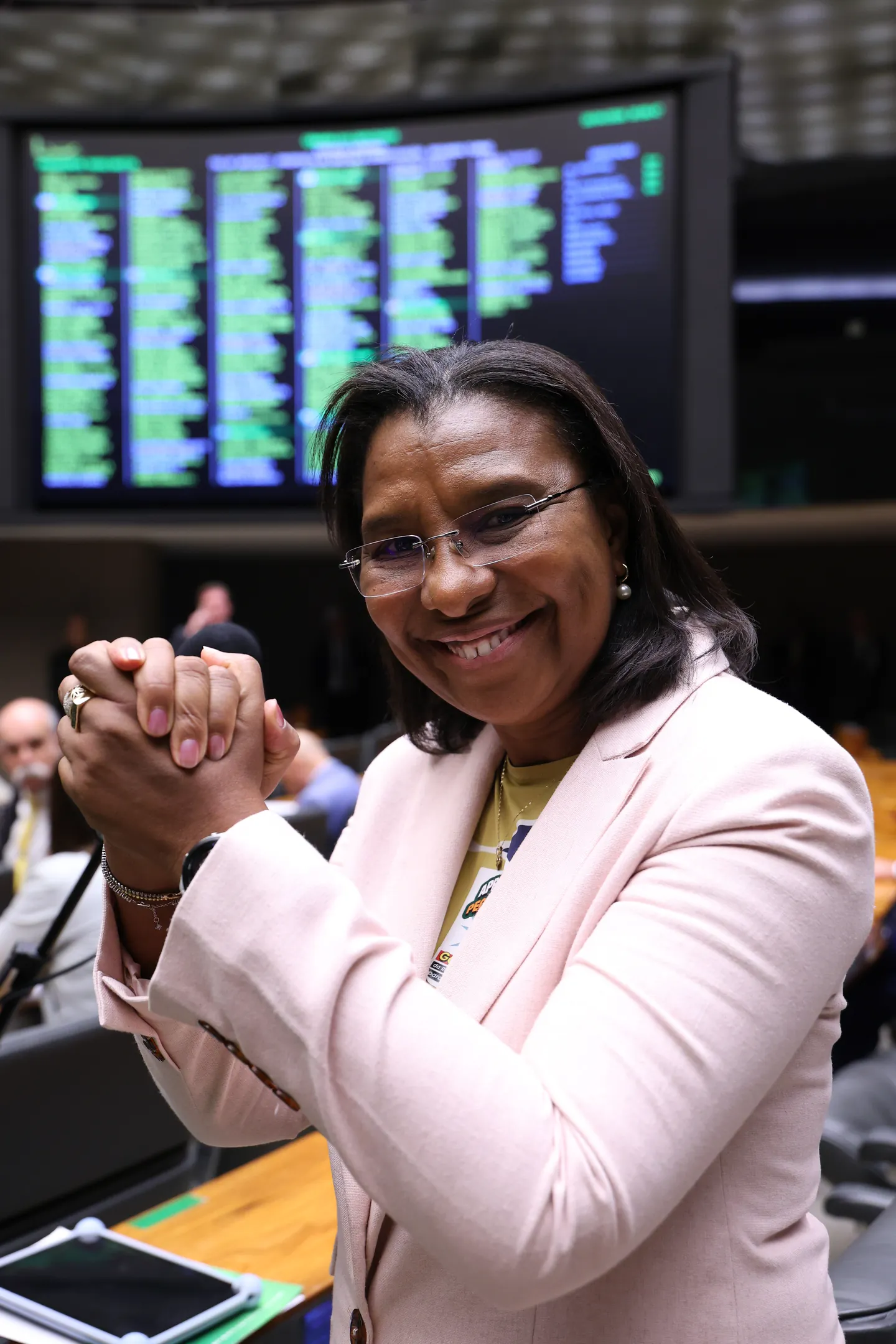 Rosangela Gomes sorri no Plenário da Câmara dos Deputados